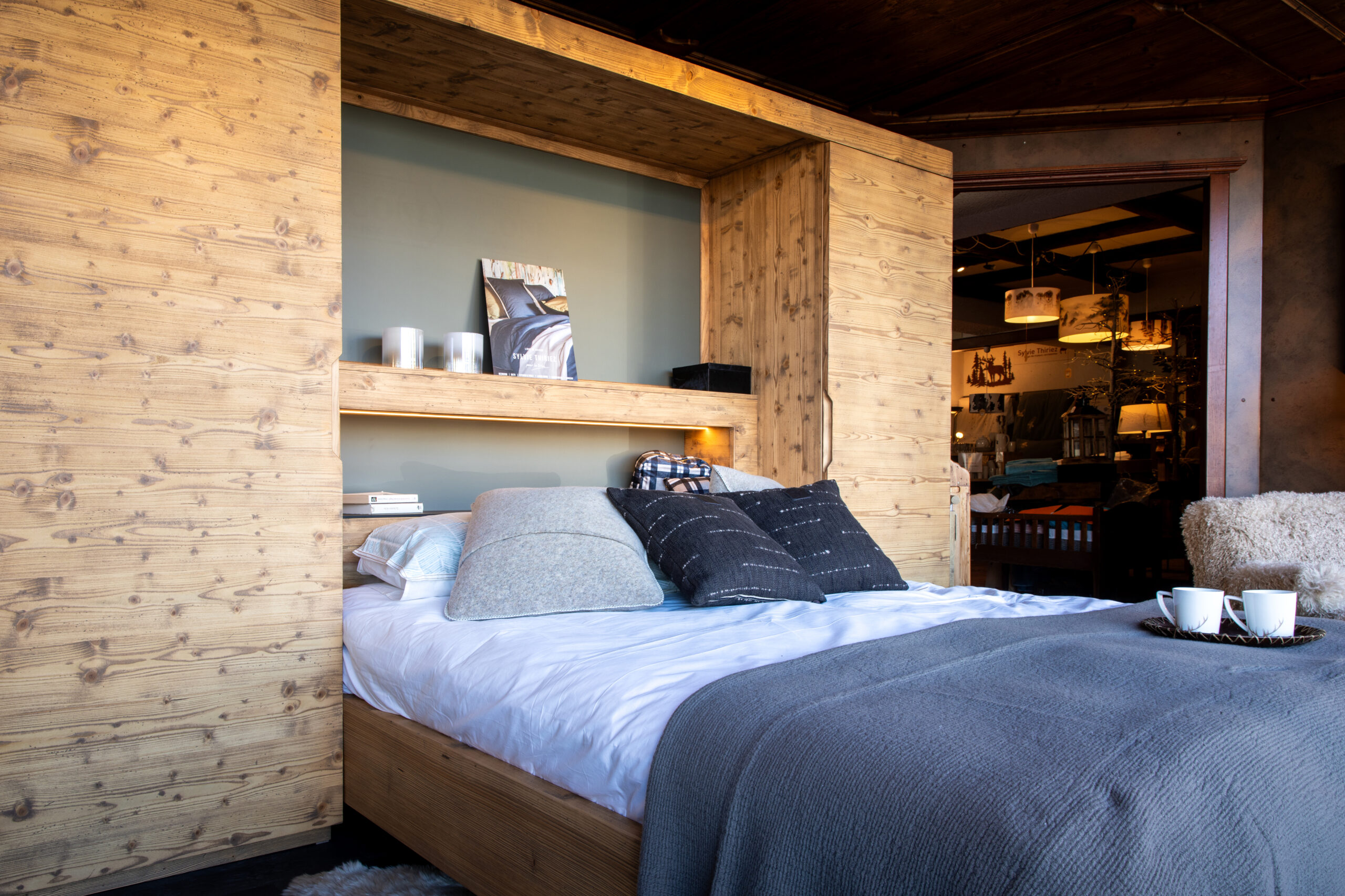 Trisconi Meubles - Lit en bois avec décoration